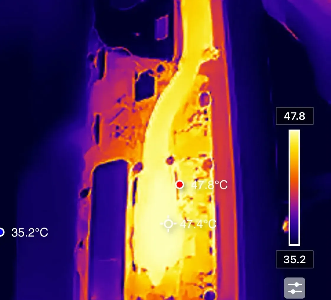 Imagen de cámara térmica de una placa alimentada: el punto marcado calienta a 47,8 °C sobre un fondo de 35,2 °C, que es como se localiza el componente en corto